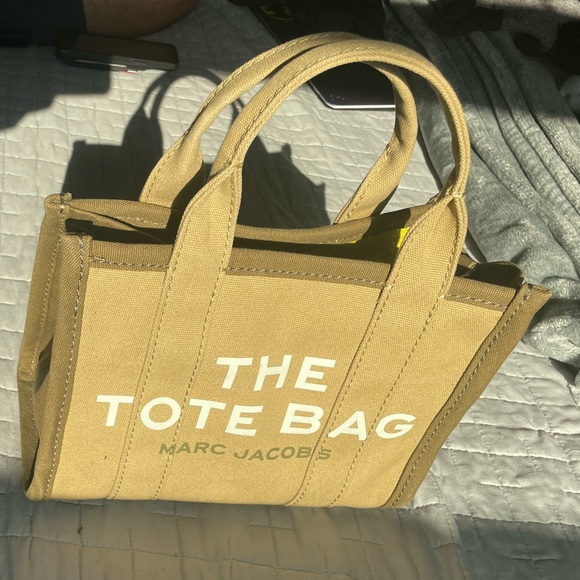 Marc Jacobs Handbags - Marc Jacobs the tote bag medium